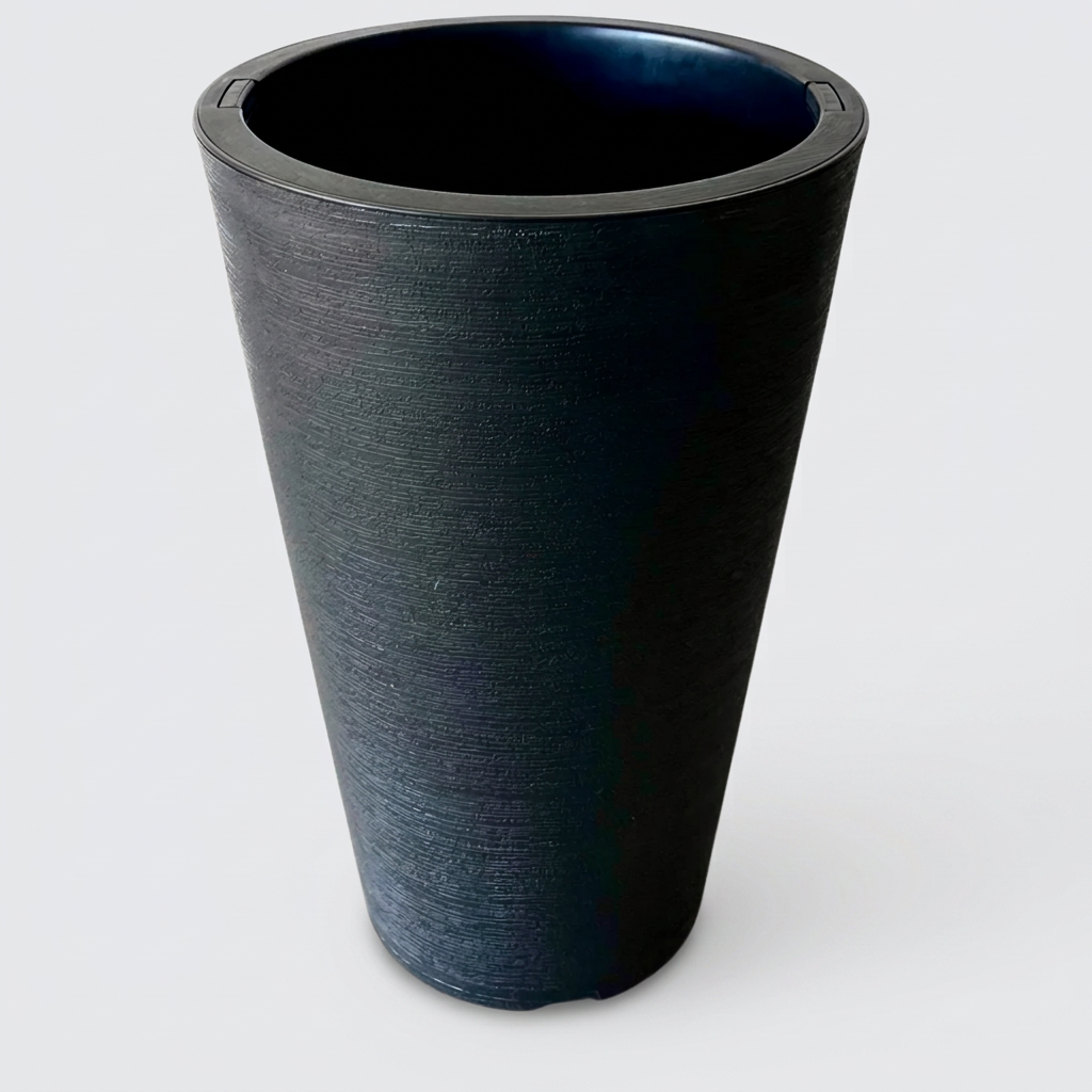 Macetero cono negro con fondo gris perla claro