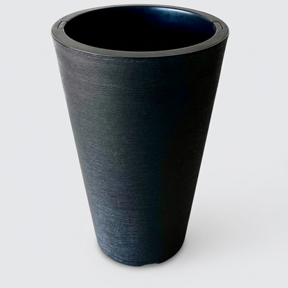 Macetero cono negro con fondo gris perla claro