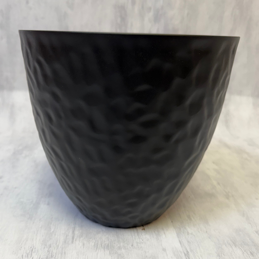 Macetero de resina texturizada negro M 24 cm, vista frontal - Magno Botanics