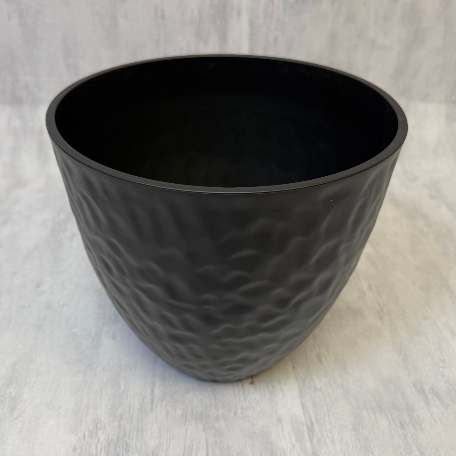 Macetero de resina texturizada negro M 24 cm, vista lateral - Magno Botanics