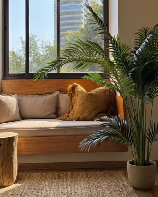 Matilda · Palmera Areca artificial 170 cm en living con ventana - Magno Botanics